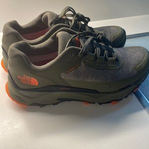 Mens north face waterproof trail sneakers 8.5